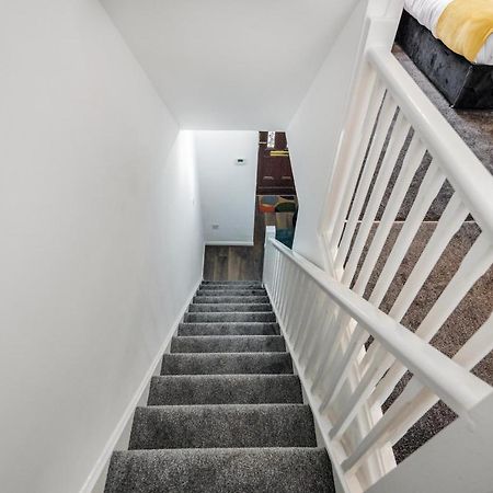 Lovely House In Dagenham / Barking With Free Parking, Wifi & Garden Екстериор снимка
