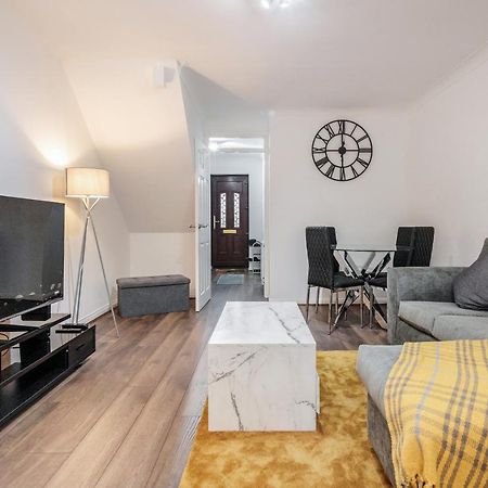 Lovely House In Dagenham / Barking With Free Parking, Wifi & Garden Екстериор снимка