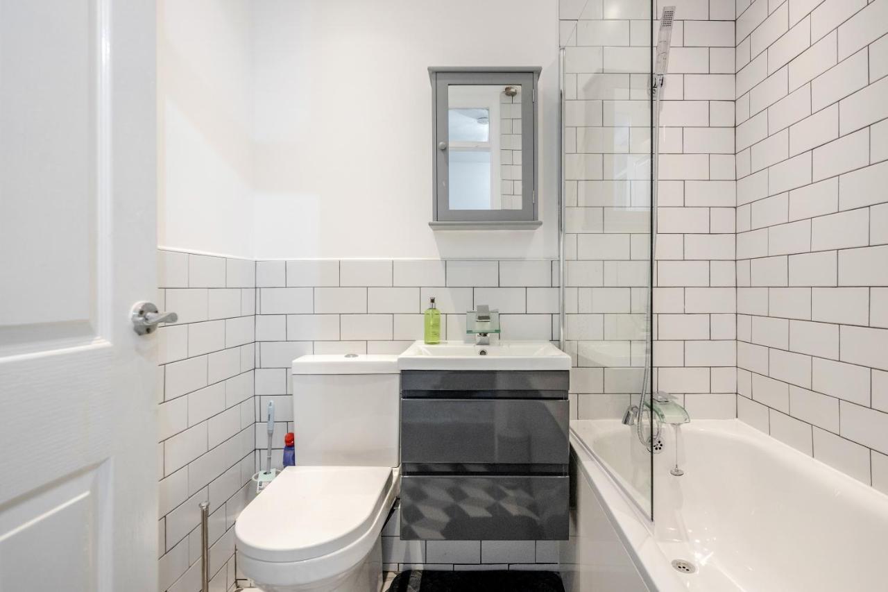 Lovely House In Dagenham / Barking With Free Parking, Wifi & Garden Екстериор снимка