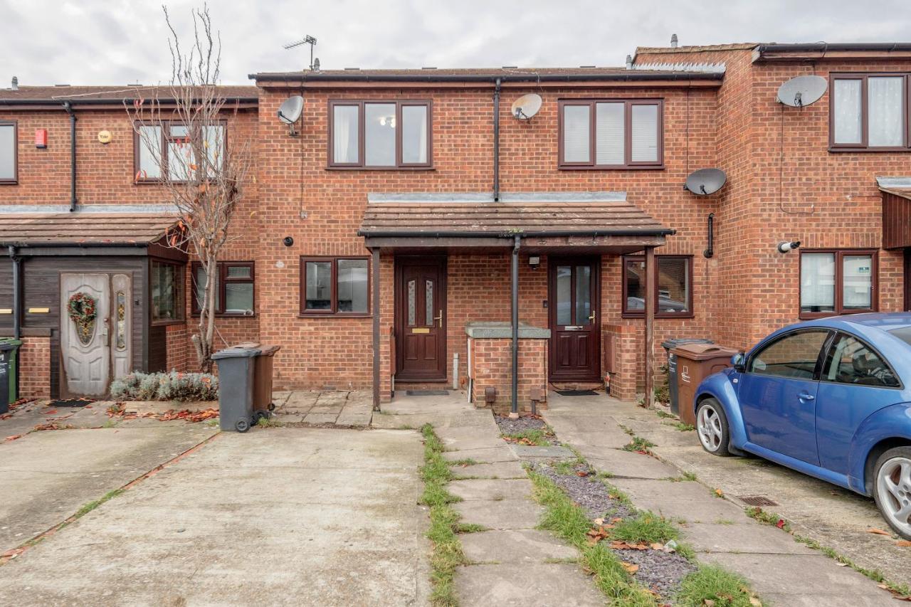 Lovely House In Dagenham / Barking With Free Parking, Wifi & Garden Екстериор снимка