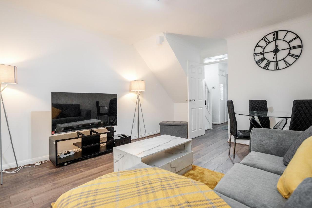 Lovely House In Dagenham / Barking With Free Parking, Wifi & Garden Екстериор снимка