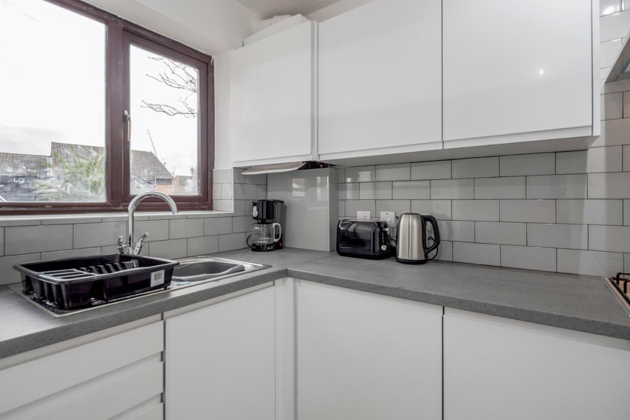 Lovely House In Dagenham / Barking With Free Parking, Wifi & Garden Екстериор снимка