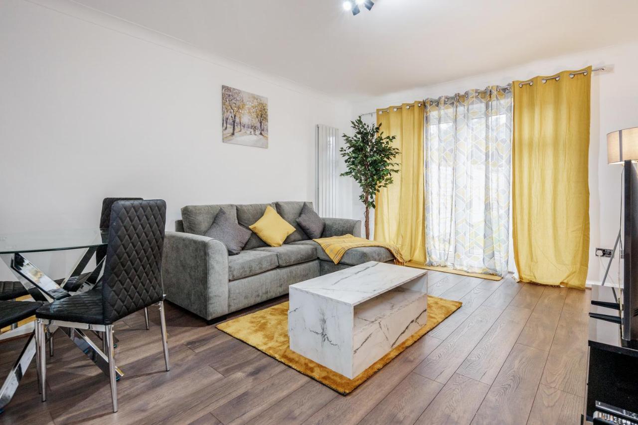 Lovely House In Dagenham / Barking With Free Parking, Wifi & Garden Екстериор снимка