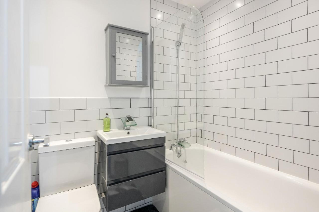 Lovely House In Dagenham / Barking With Free Parking, Wifi & Garden Екстериор снимка