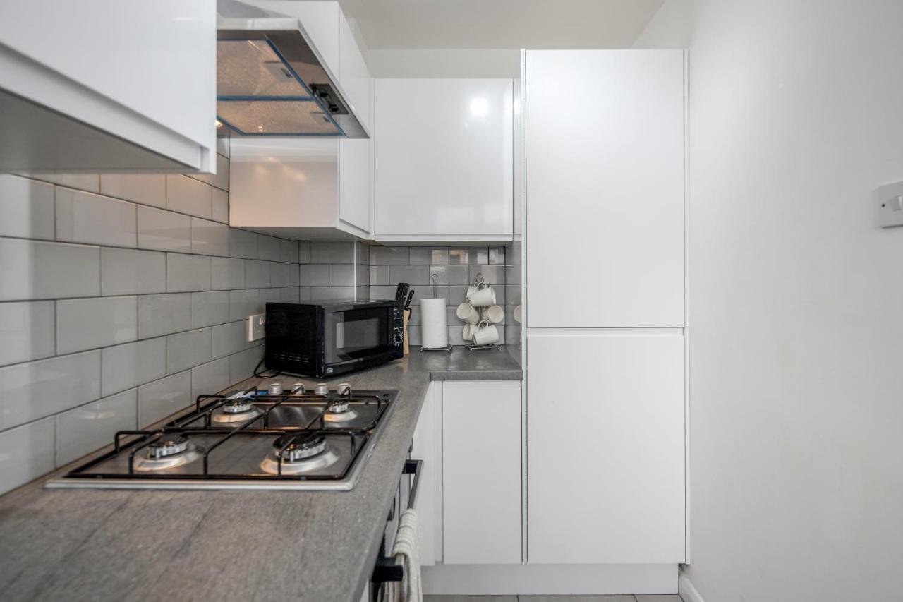 Lovely House In Dagenham / Barking With Free Parking, Wifi & Garden Екстериор снимка