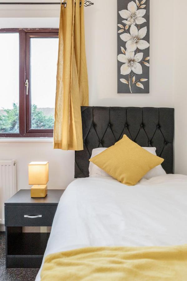 Lovely House In Dagenham / Barking With Free Parking, Wifi & Garden Екстериор снимка