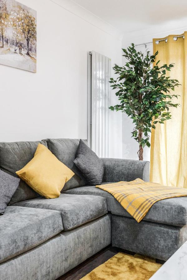 Lovely House In Dagenham / Barking With Free Parking, Wifi & Garden Екстериор снимка