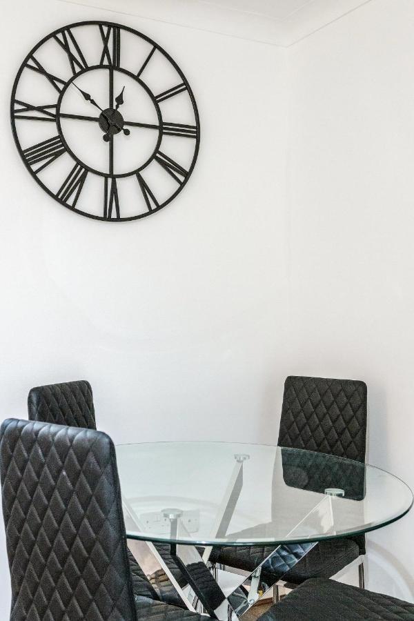 Lovely House In Dagenham / Barking With Free Parking, Wifi & Garden Екстериор снимка