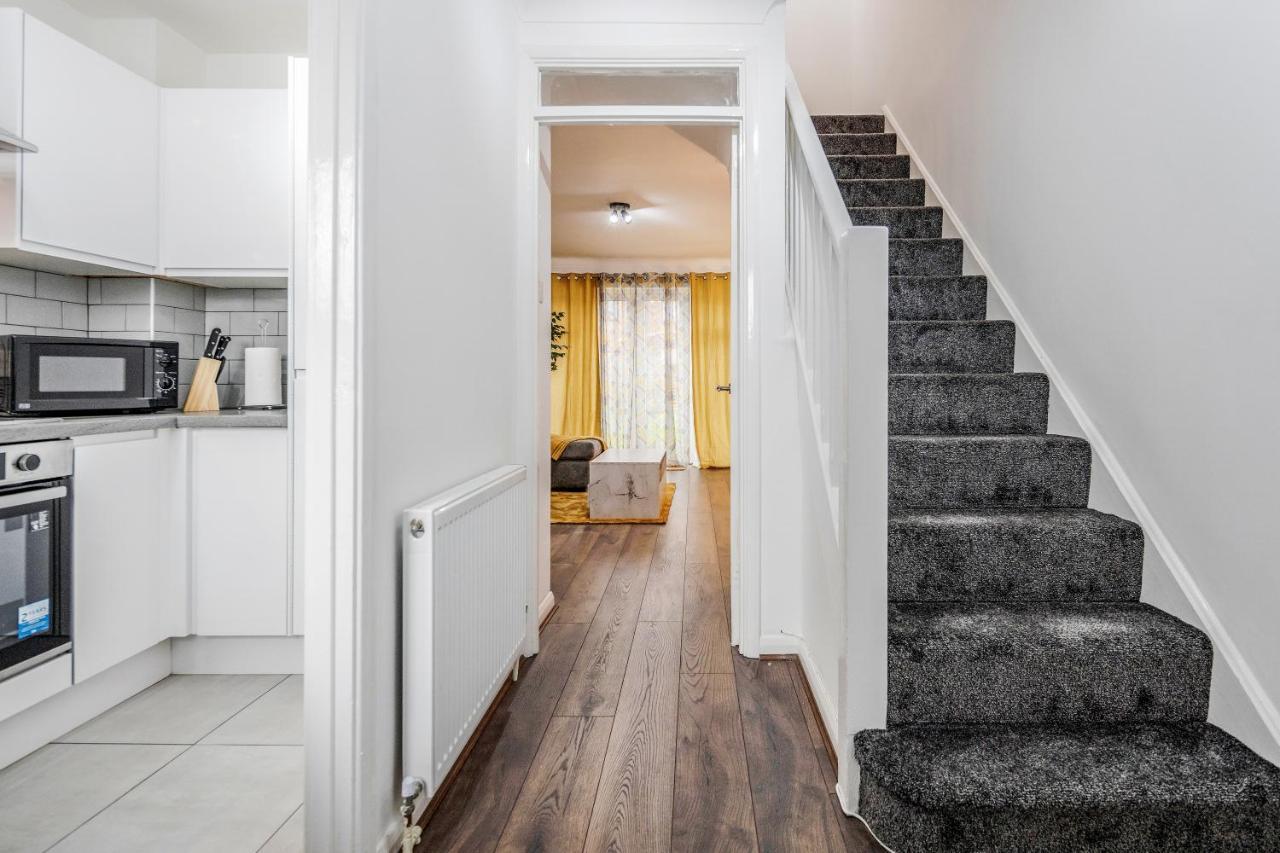 Lovely House In Dagenham / Barking With Free Parking, Wifi & Garden Екстериор снимка