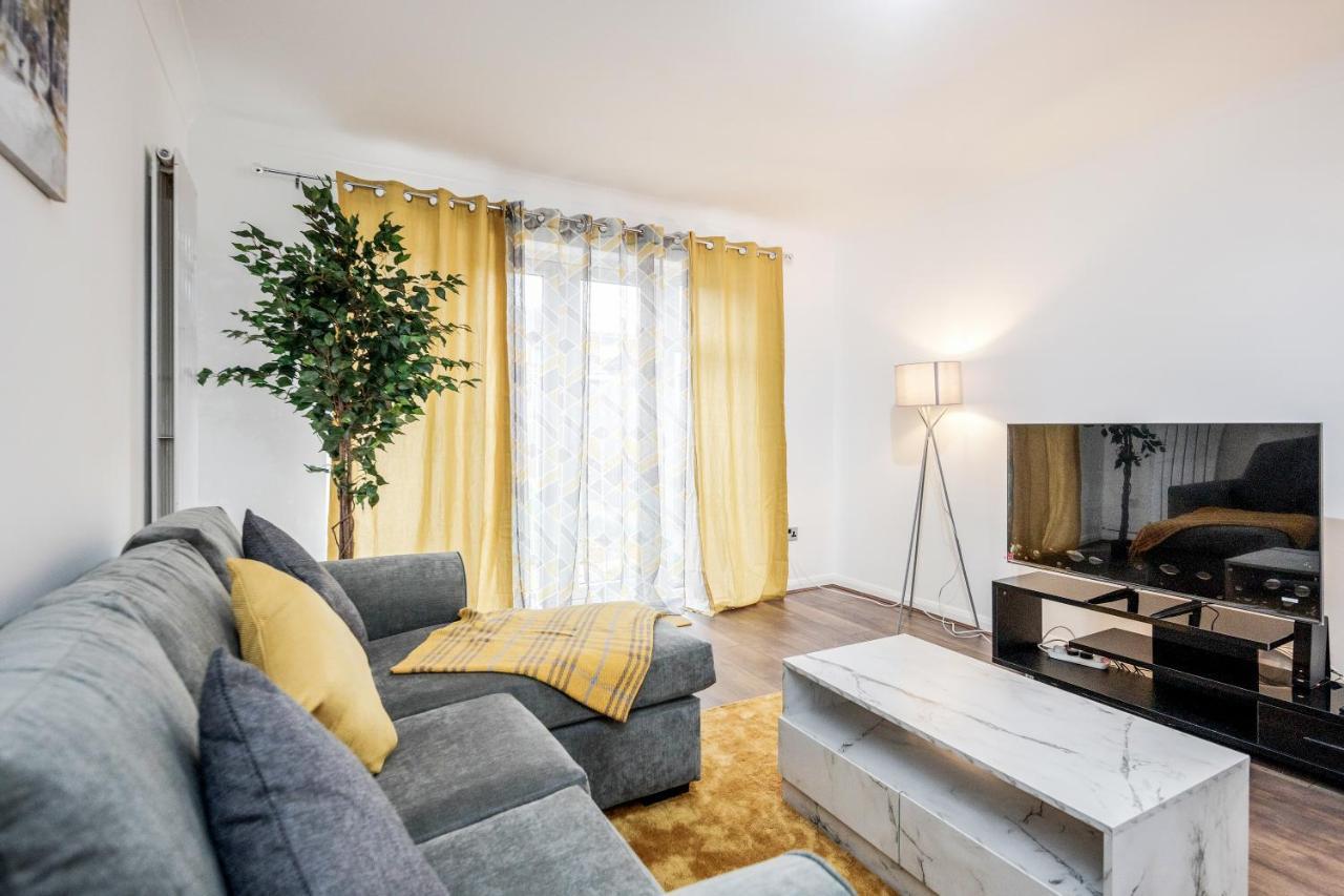 Lovely House In Dagenham / Barking With Free Parking, Wifi & Garden Екстериор снимка
