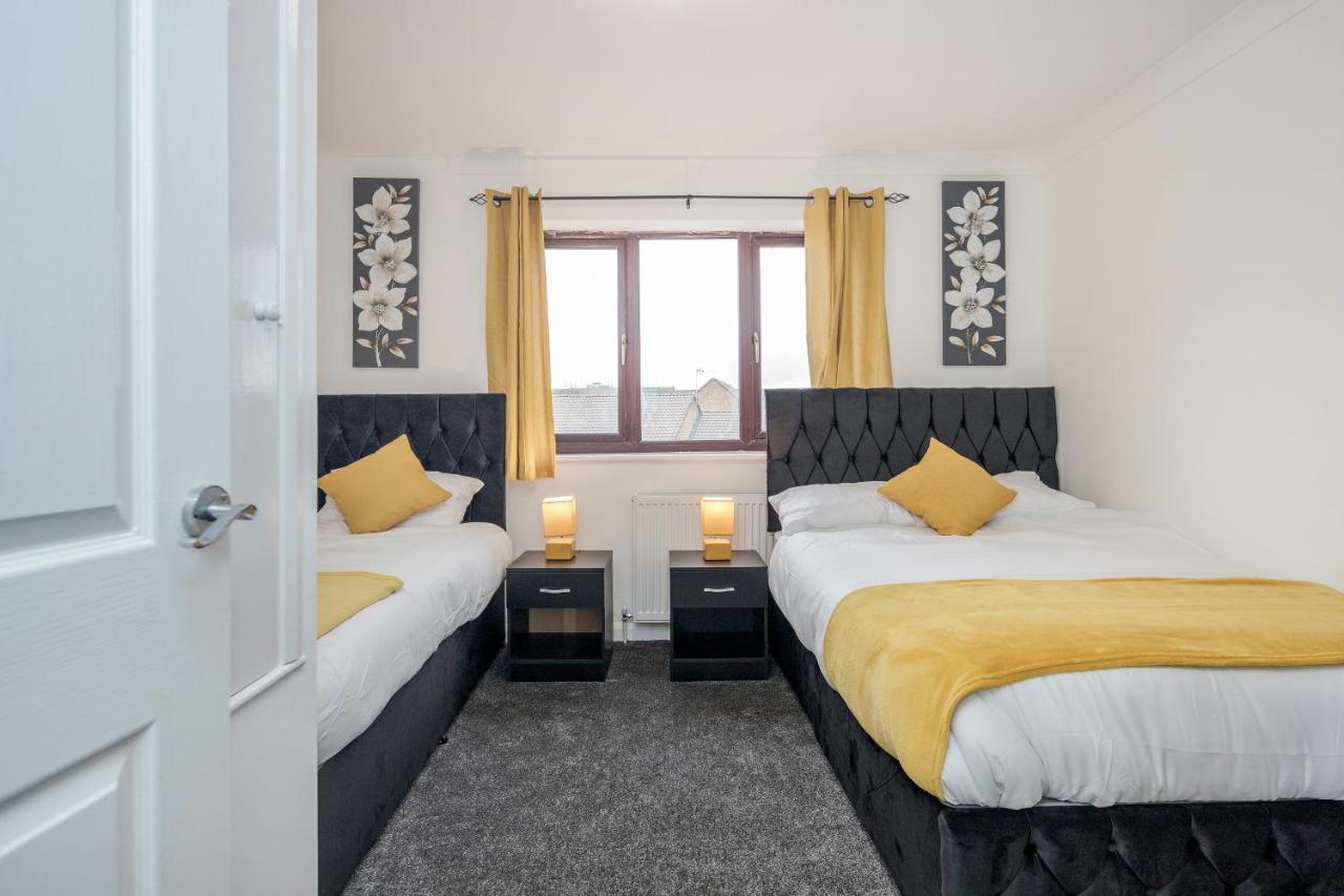 Lovely House In Dagenham / Barking With Free Parking, Wifi & Garden Екстериор снимка
