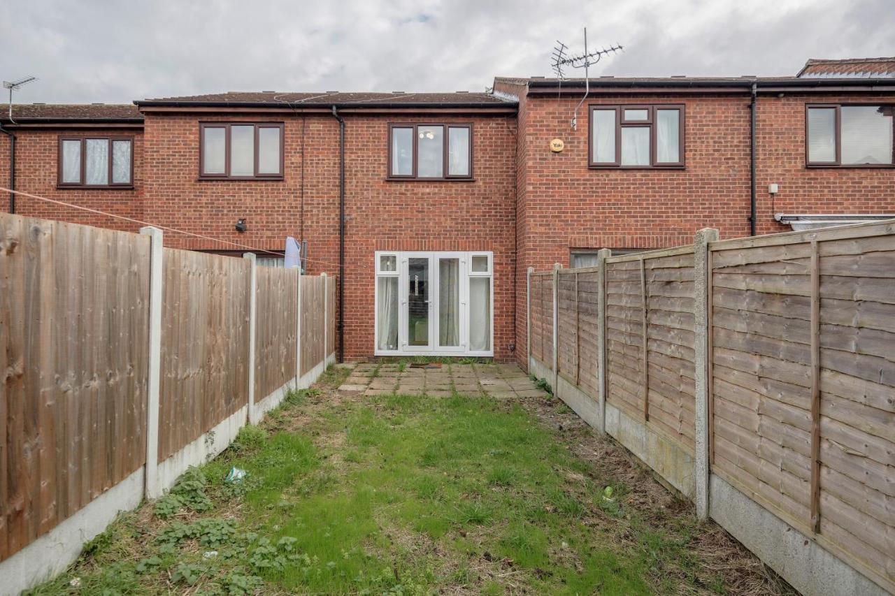 Lovely House In Dagenham / Barking With Free Parking, Wifi & Garden Екстериор снимка