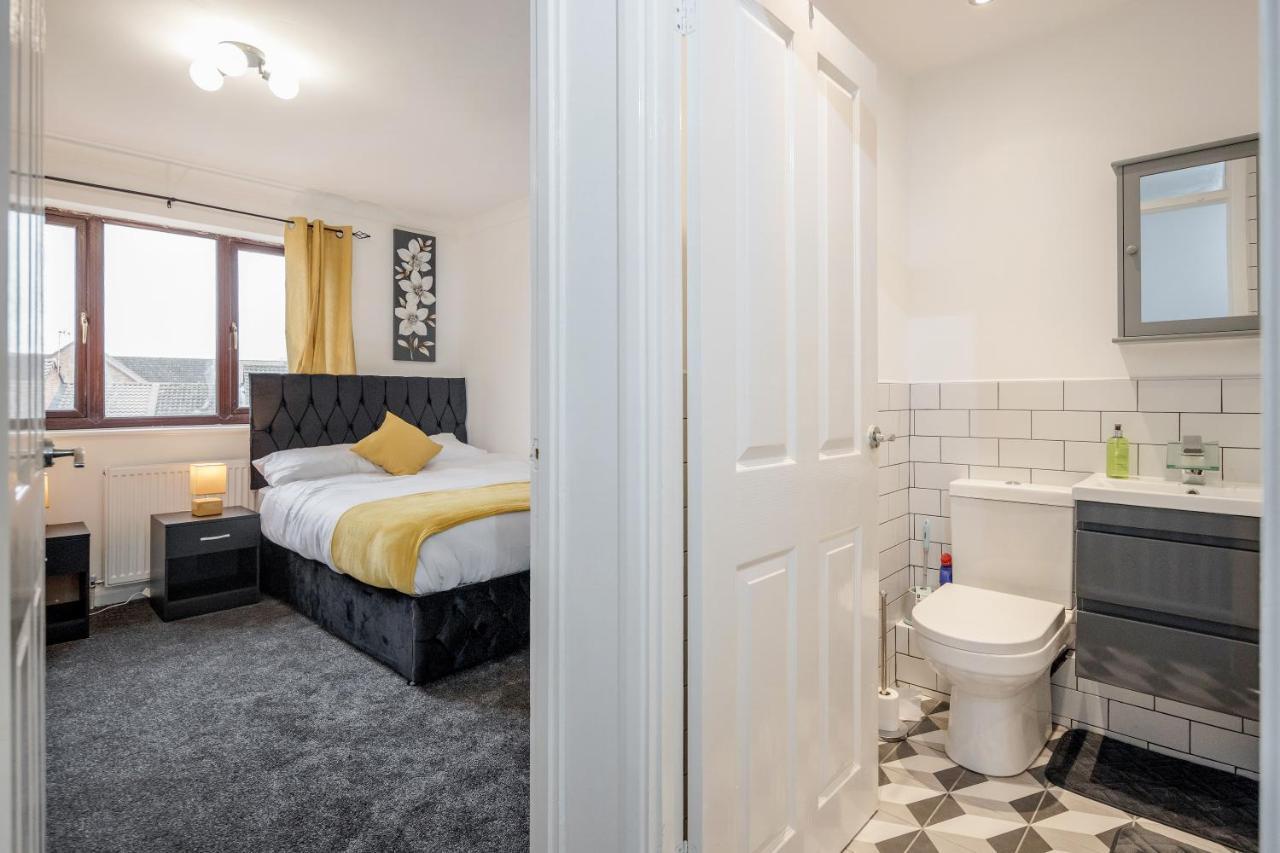Lovely House In Dagenham / Barking With Free Parking, Wifi & Garden Екстериор снимка