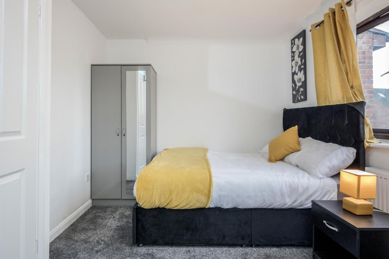 Lovely House In Dagenham / Barking With Free Parking, Wifi & Garden Екстериор снимка