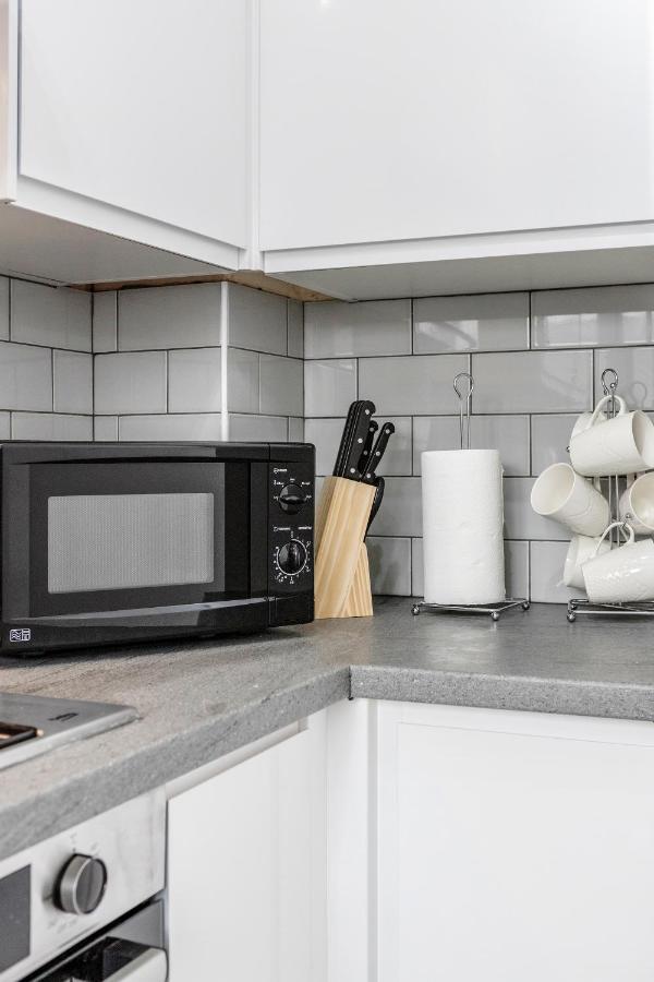 Lovely House In Dagenham / Barking With Free Parking, Wifi & Garden Екстериор снимка