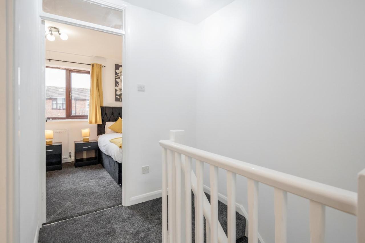 Lovely House In Dagenham / Barking With Free Parking, Wifi & Garden Екстериор снимка