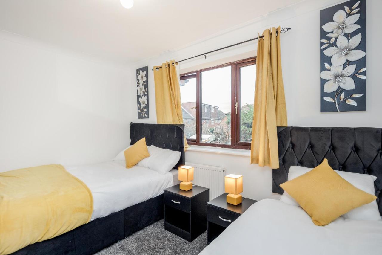 Lovely House In Dagenham / Barking With Free Parking, Wifi & Garden Екстериор снимка