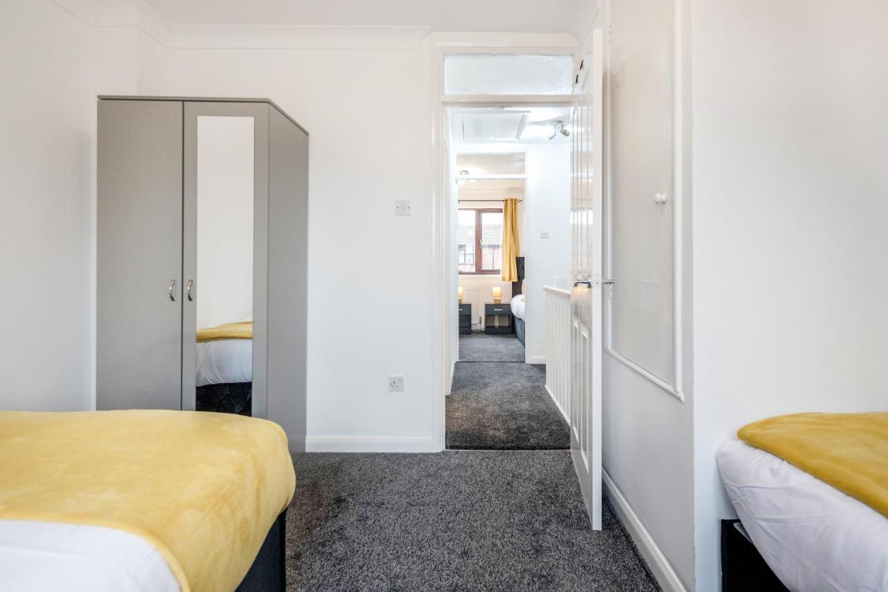 Lovely House In Dagenham / Barking With Free Parking, Wifi & Garden Екстериор снимка