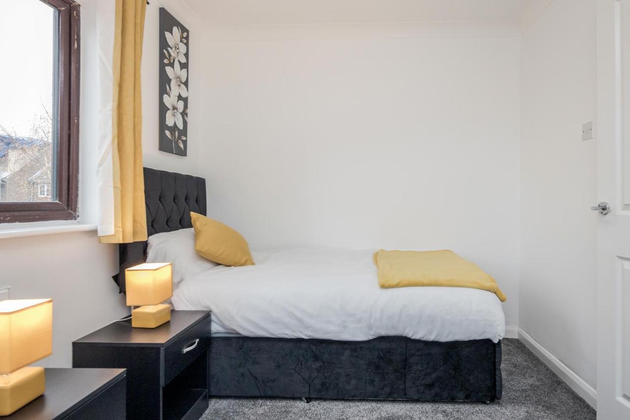 Lovely House In Dagenham / Barking With Free Parking, Wifi & Garden Екстериор снимка