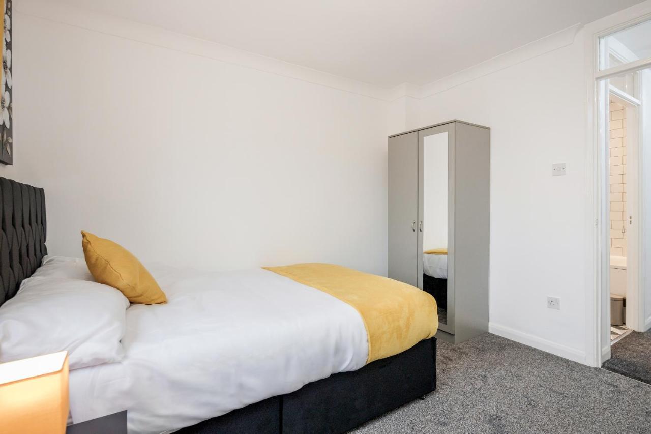 Lovely House In Dagenham / Barking With Free Parking, Wifi & Garden Екстериор снимка