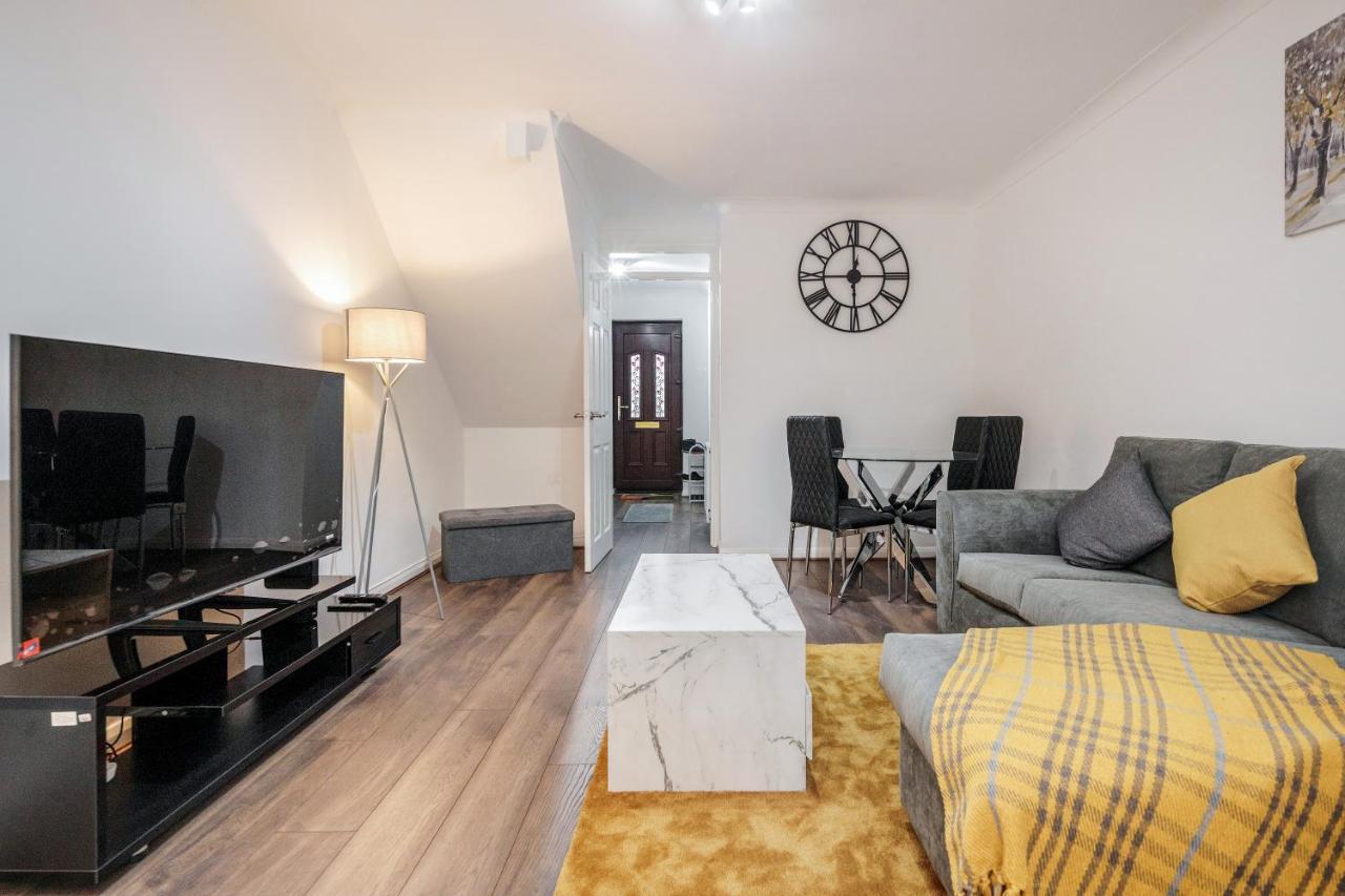 Lovely House In Dagenham / Barking With Free Parking, Wifi & Garden Екстериор снимка