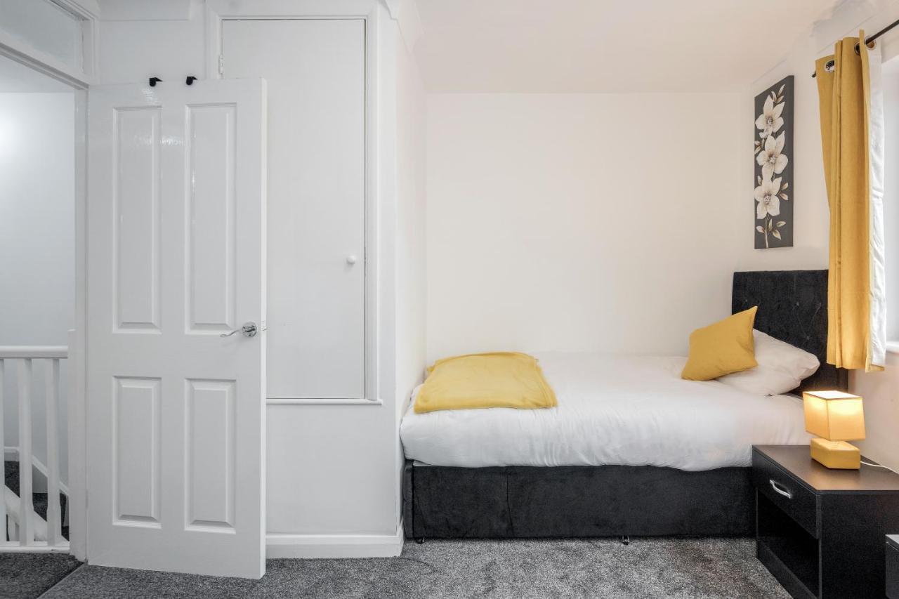 Lovely House In Dagenham / Barking With Free Parking, Wifi & Garden Екстериор снимка