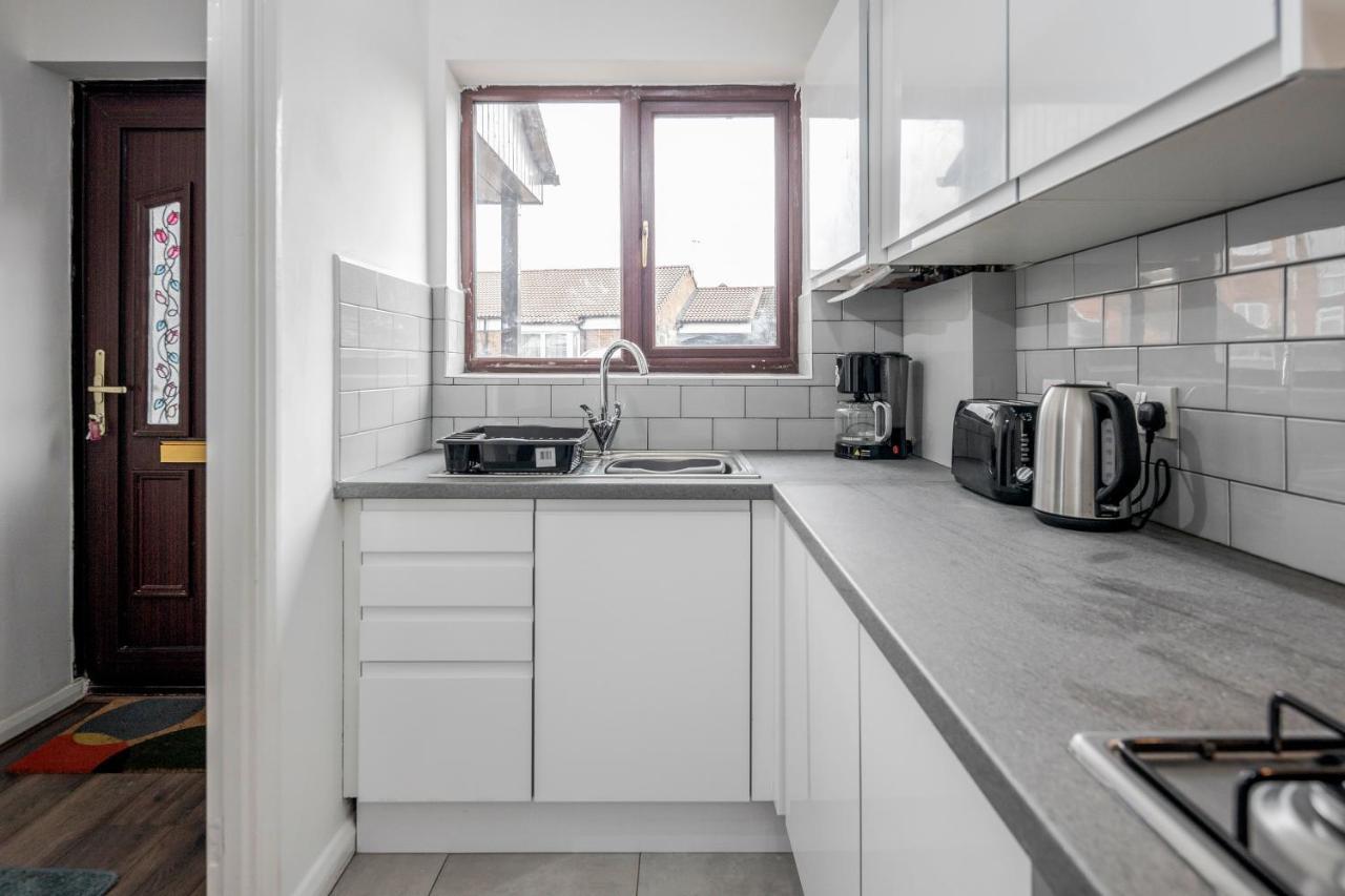 Lovely House In Dagenham / Barking With Free Parking, Wifi & Garden Екстериор снимка