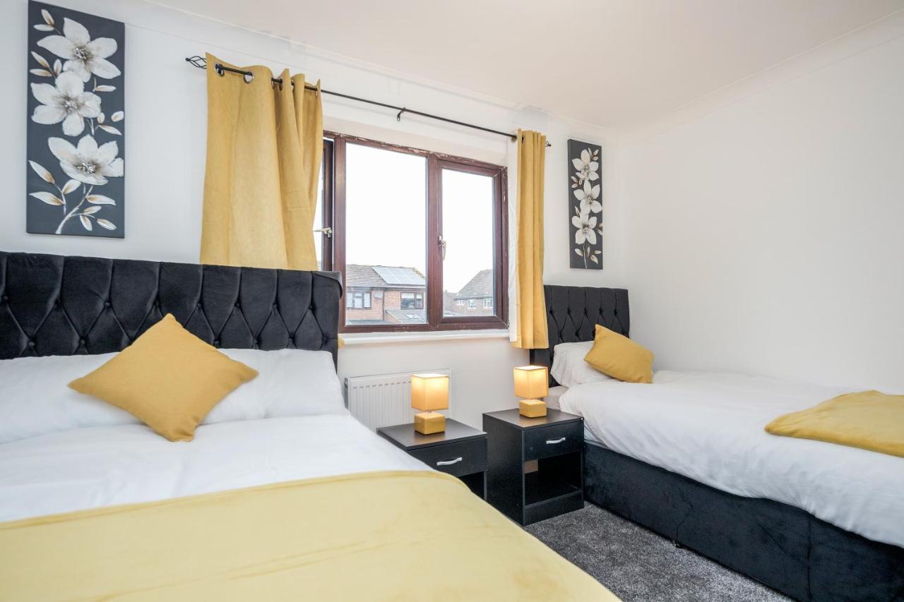 Lovely House In Dagenham / Barking With Free Parking, Wifi & Garden Екстериор снимка